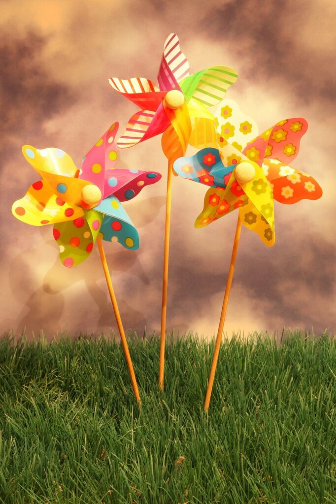 g7393ac9bbe82078d1e3b70e83c0274897af93791cdcfdae0f8b0adfb46cf69f4b558884e7b5e232087c434bcb9f996388f060583b91e533a87a195198aeb4be0_1280-7278711 children, children's toys, pinwheels, summer mood, toy